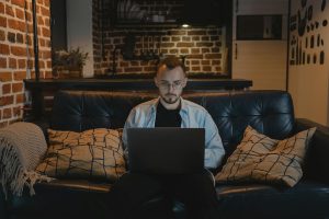 Praca z domu – zalety, wady i najlepsze sposoby na zarabianie online