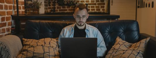 Praca z domu – zalety, wady i najlepsze sposoby na zarabianie online