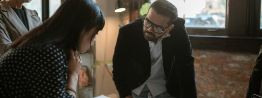 Praca z siecią afiliacyjną – jak negocjować lepsze stawki i warunki współpracy?