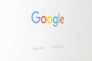 Wpływ AI od Google na spadki wyników. Zagrożenia i jak się przed nimi bronić