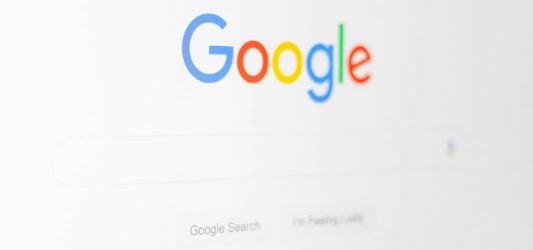 Wpływ AI od Google na spadki wyników. Zagrożenia i jak się przed nimi bronić