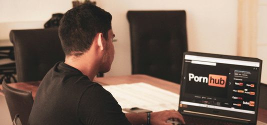 Zablokowanie stron dla dorosłych we Francji – konsekwencje, alternatywy i szansa dla afiliacji VPN