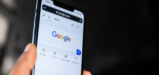 Zmiany w Google AI – jaki mają wpływ na rynek cyfrowy, marketing i afiliację?