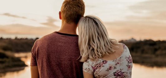 Analiza konkurencji w affiliate dating – kto rządzi i jak się wyróżnić?