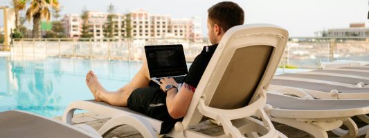 Digital Nomad: Jak podróżować i pracować zdalnie?