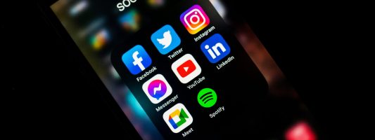 Czy warto planować posty na 30 dni do przodu w social mediach?