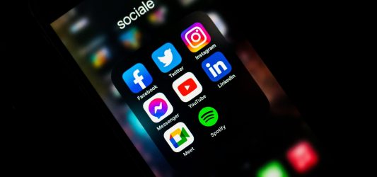 Czy warto planować posty na 30 dni do przodu w social mediach?