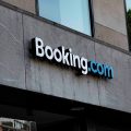 Jak zarabia Booking.com? Hotel zarabia na noclegu, Booking na rezerwacji