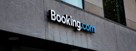 Jak zarabia Booking.com? Hotel zarabia na noclegu, Booking na rezerwacji