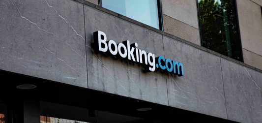 Jak zarabia Booking.com? Hotel zarabia na noclegu, Booking na rezerwacji
