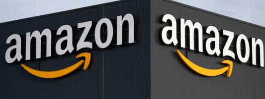 Jak zarabia Amazon? Sklep, marketplace, reklama, logistyka i chmura w jednej firmie