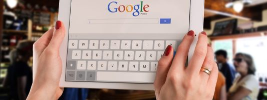 Google przygotowuje zakupy bezpośrednio w AI. Nowość może zmienić marketing afiliacyjny
