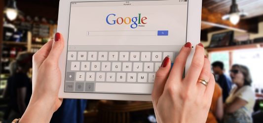 Google przygotowuje zakupy bezpośrednio w AI. Nowość może zmienić marketing afiliacyjny