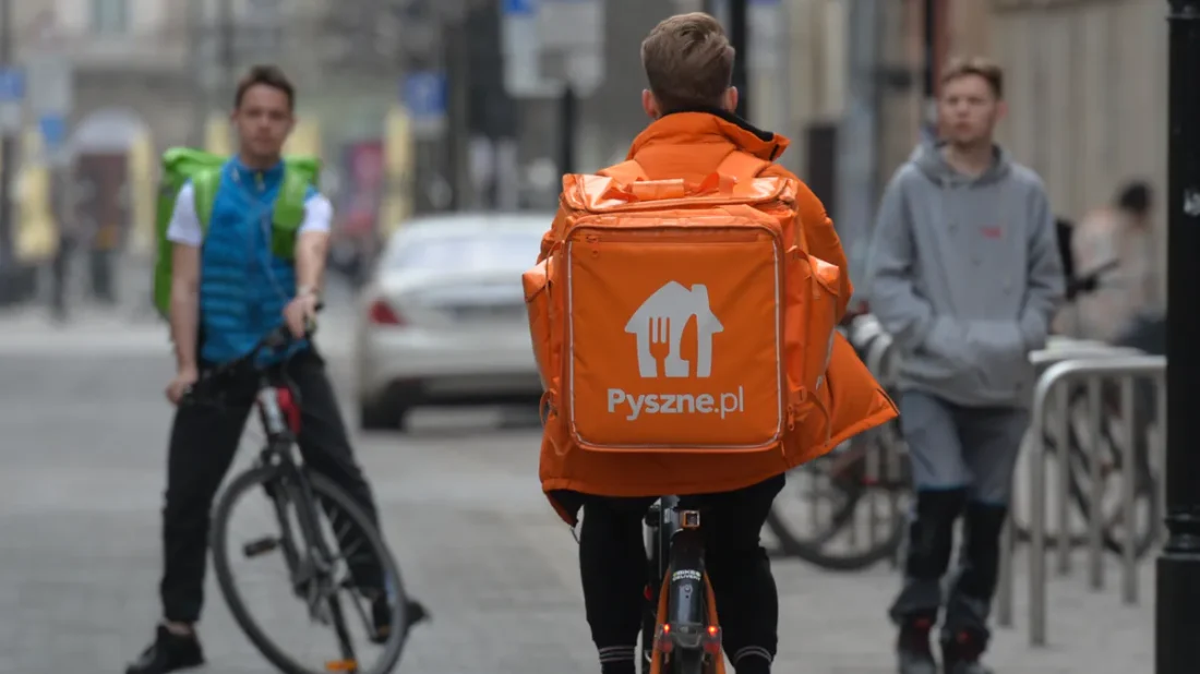 Jak zarabia Pyszne.pl? Restauracja gotuje, platforma dostarcza jej klientów