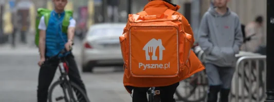 Jak zarabia Pyszne.pl? Restauracja gotuje, platforma dostarcza jej klientów