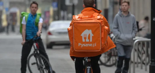 Jak zarabia Pyszne.pl? Restauracja gotuje, platforma dostarcza jej klientów