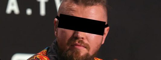 Nosił wilk razy kilka, ponieśli i wilka – i to samego bossa Watahy. Sylwester Wardęga z zarzutami w sprawie „Boobsmana”