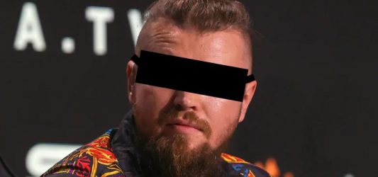 Nosił wilk razy kilka, ponieśli i wilka – i to samego bossa Watahy. Sylwester Wardęga z zarzutami w sprawie „Boobsmana”